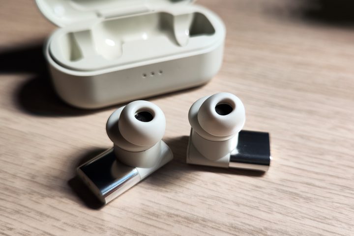 Status Audio Between 3ANC in front of charging case.