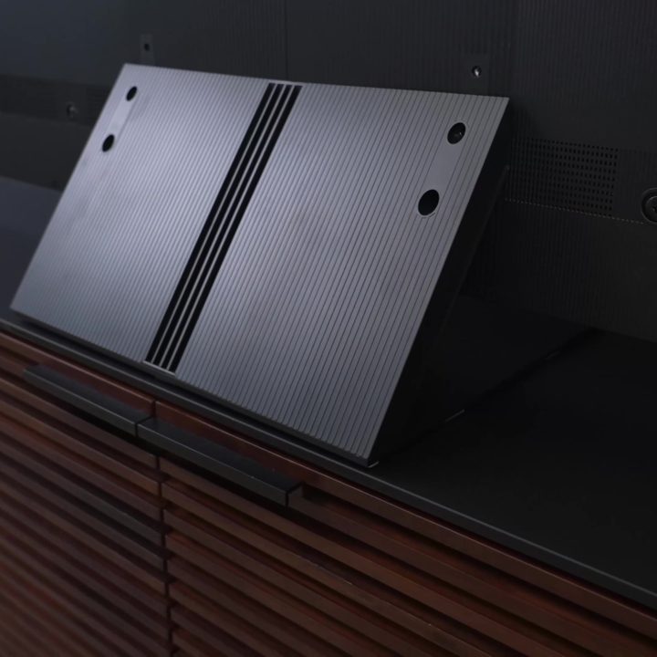 The rear pedestal stand of the TCL QM8.