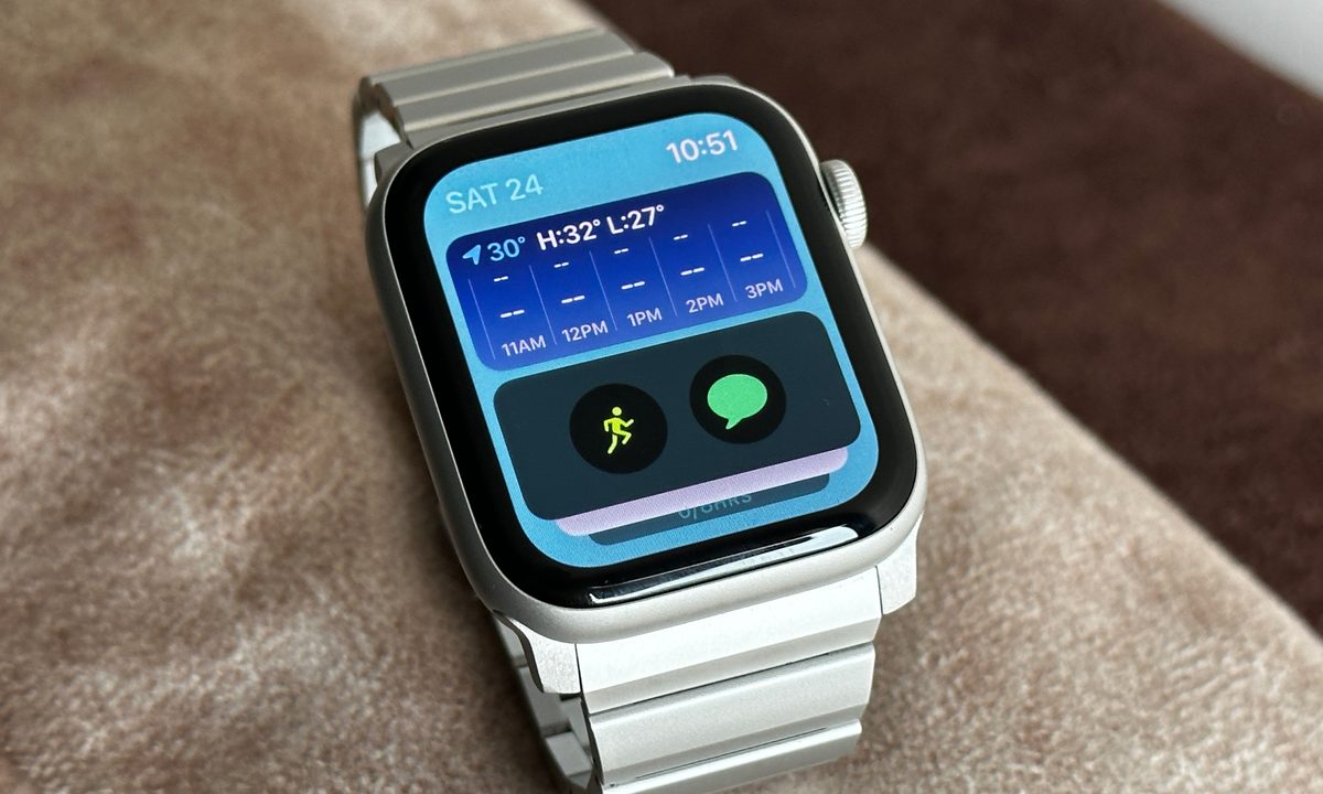 Apple Watch SE with widgets screen.