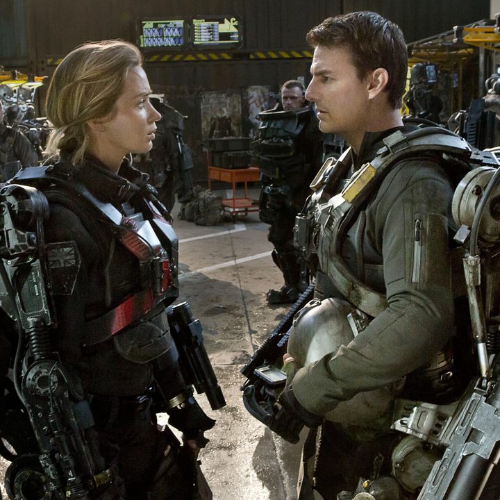 Emily Blunt and Tom Cruise face each other while wearing mech suits in Edge of Tomorrow.
