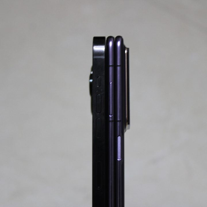 iPhone 14 Pro Max and Honor Magic V2 thickness comparison.
