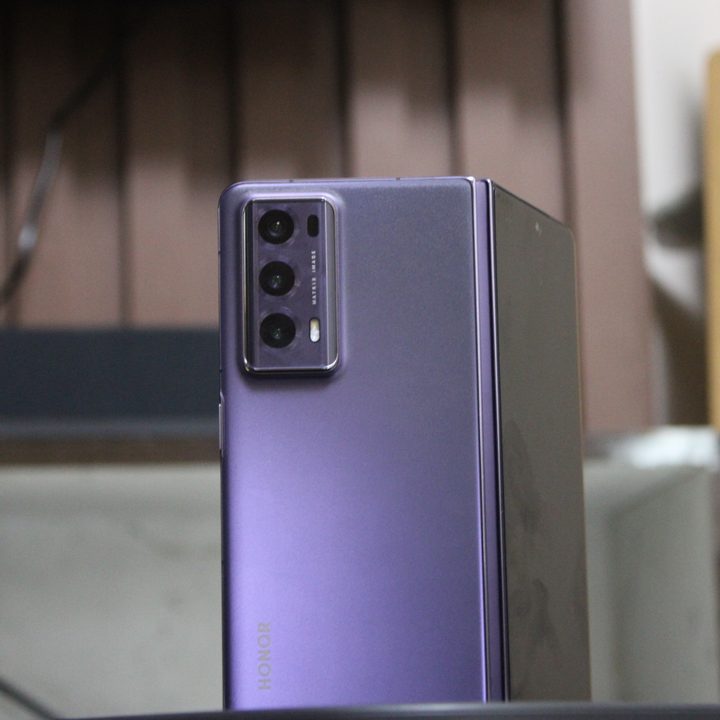 Honor Magic V2 design.