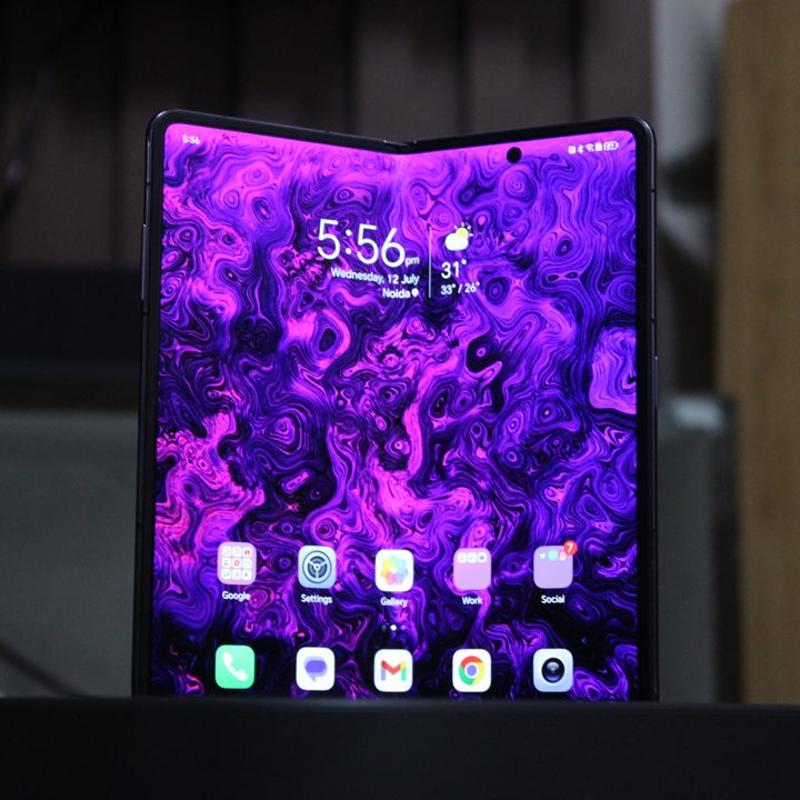 Honor Magic V2 display.