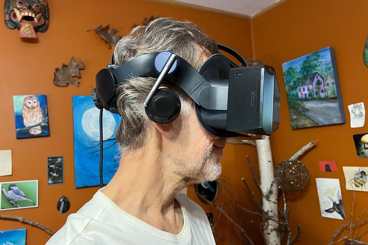 In this sideview of the Pimax Crystal, you can see the optional headphones.