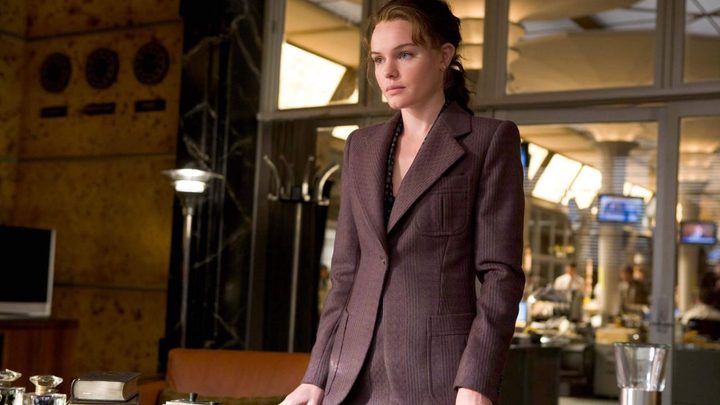 Kate Bosworth as Lois Lane standing in an office in Superman Returns.