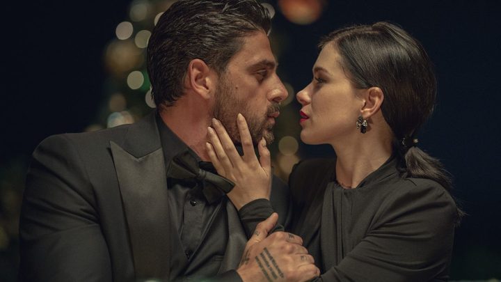 Michele Morrone and Anna-Maria Seklucka as Massimo and Laura about to kiss in 365 Days.