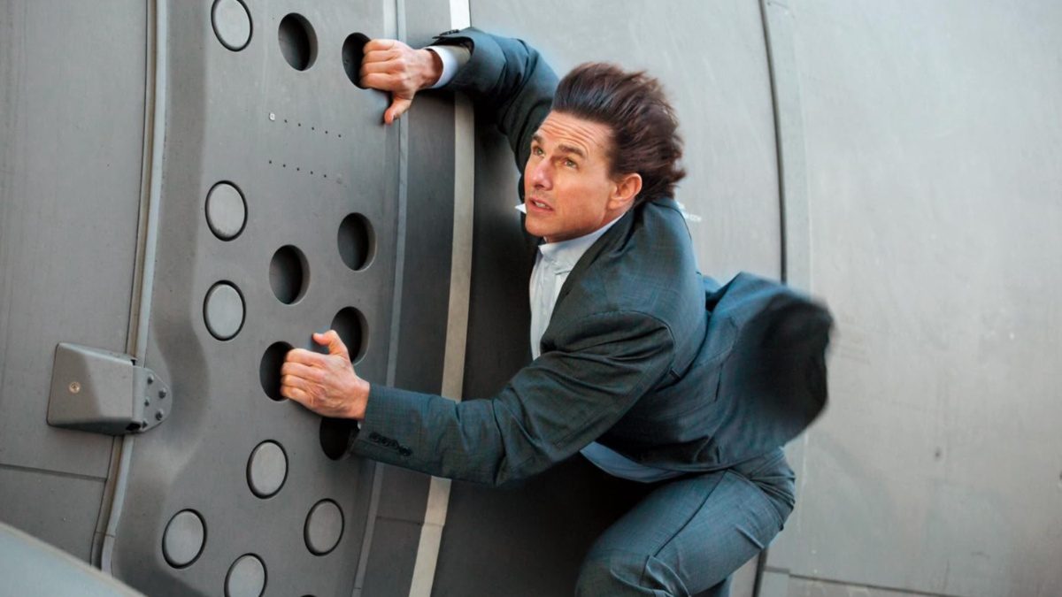 Tom Cruise holds onto the side Mission: Impossible Rogue Nation.
