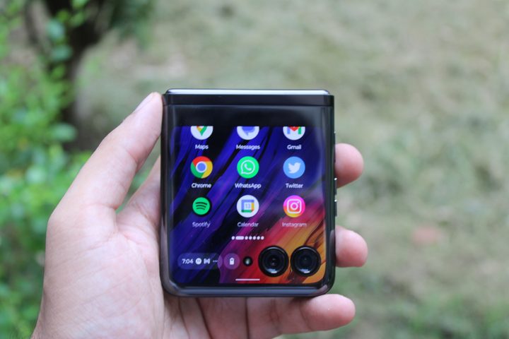 Motorola Razr Pus cover screen apps.