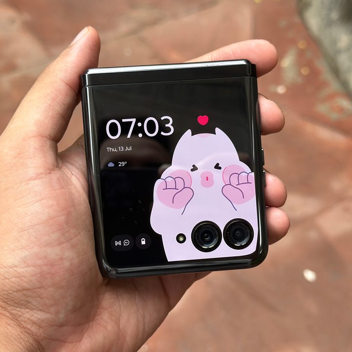Moo on Motorola Razr Plus