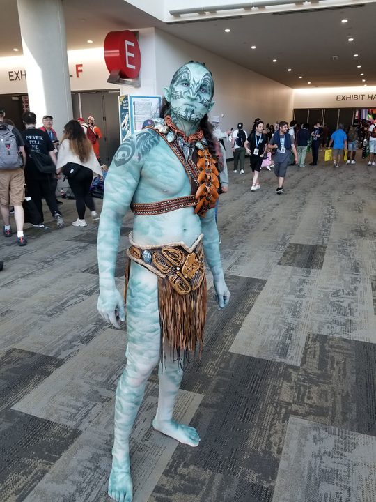 A fan dressed as a Na'vi warrior from Avatar: The Way of Water.