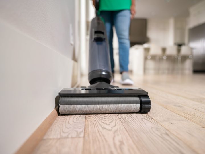 Tineco FLOOR ONE S5 Pro 2 cleaning edges by baseboards