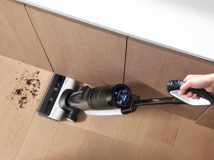 Tineco FLOOR ONE S7 Pro with screen in view