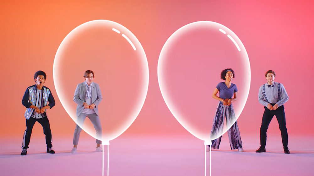 Players inflate balloons in Everybody 1-2-Switch!