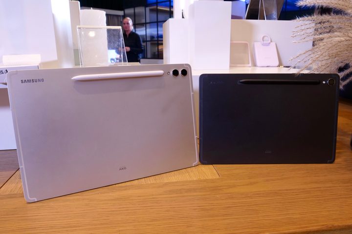 The back of the Samsung Galaxy S9 and Samsung Galaxy S9 Plus.