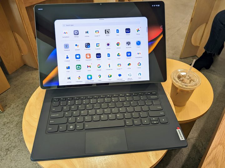 Apps folder on a Lenovo Tab Extreme.