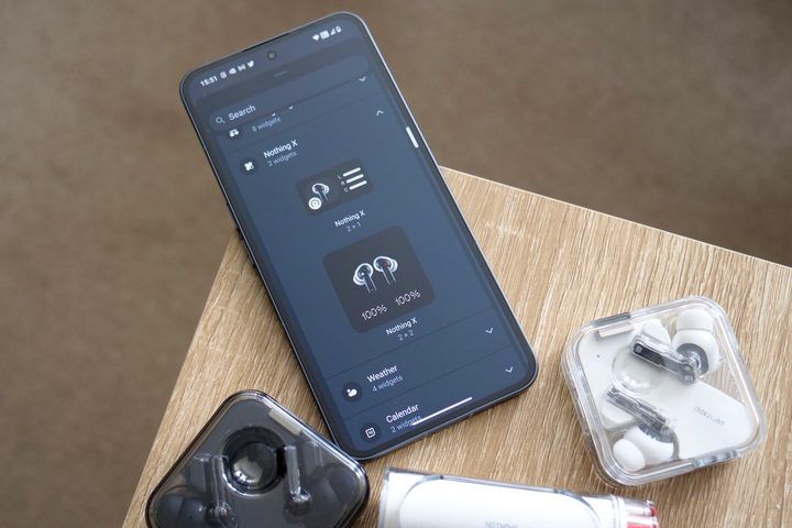 The Nothing Phone 2 widgets screen.