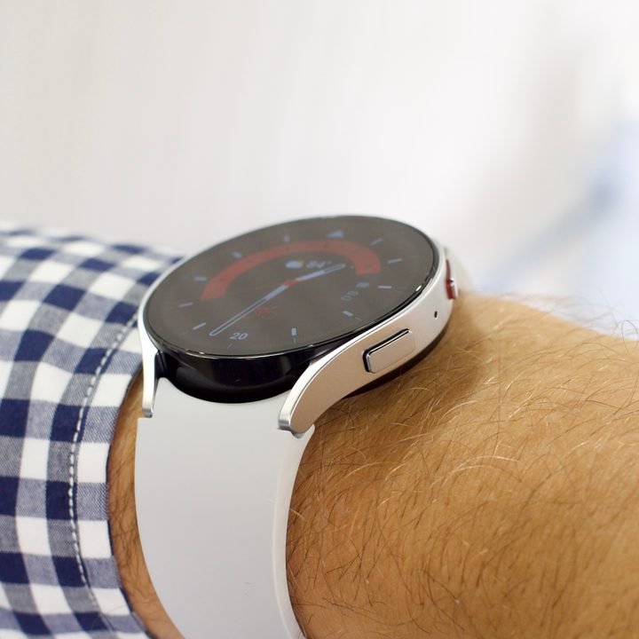 A side view of the silver case of the Samsung Galaxy Watch 6.
