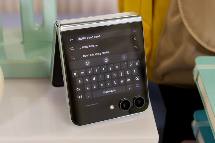 Full-size keyboard for the cover screen on the Samsung Galaxy Z Flip 5.