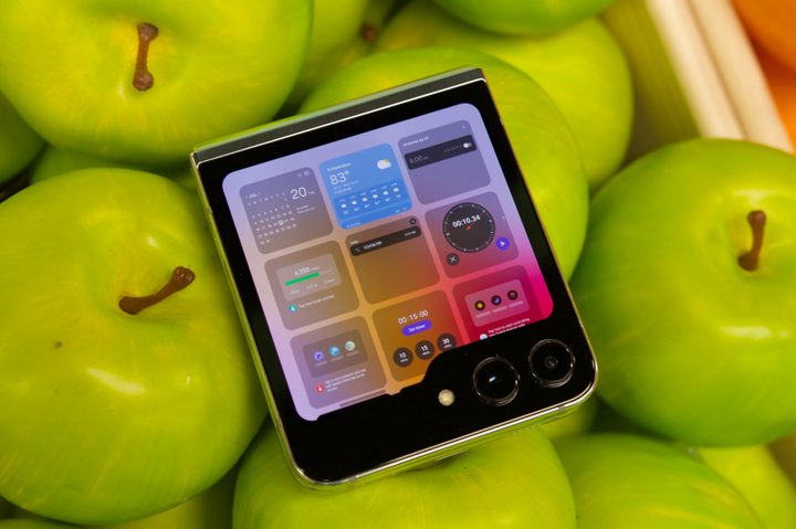 Different widgets for the cover screen on the Samsung Galaxy Z Flip 5.