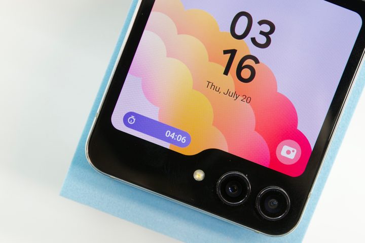 Timer running on the Galaxy Z Flip 5 cover screen.