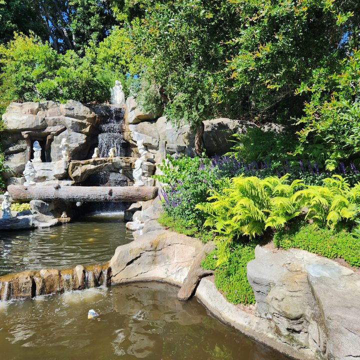 Snow White fountain at Disneyland taken with Samsung Galaxy Z Fold 4 main camera.