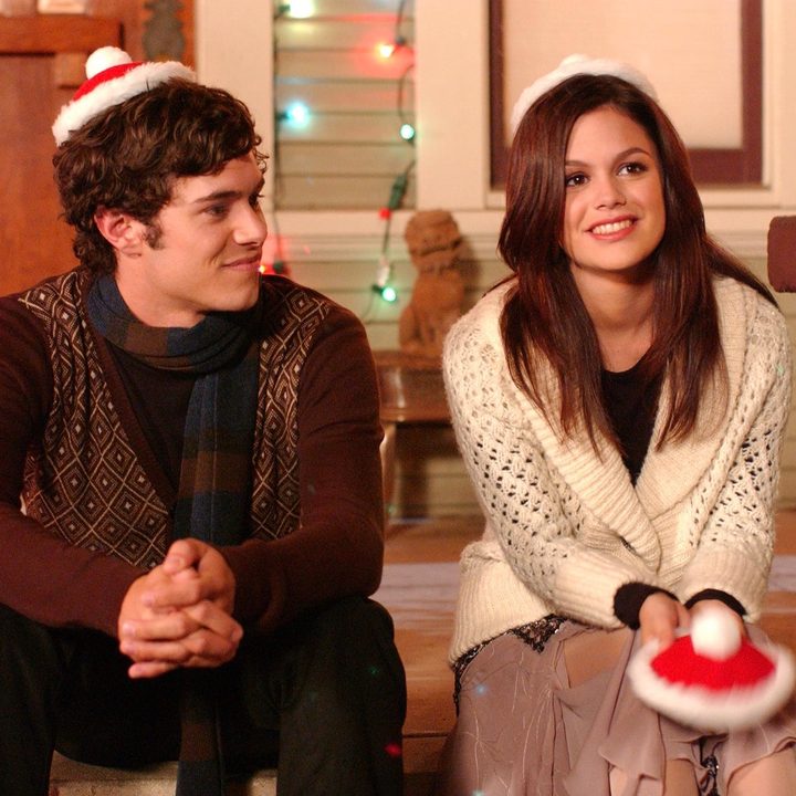 Adam Brody and Rachel Bilson sit on a stoop in The O.C.