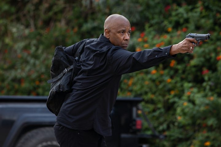 A aims his gun in The Equalizer 3.