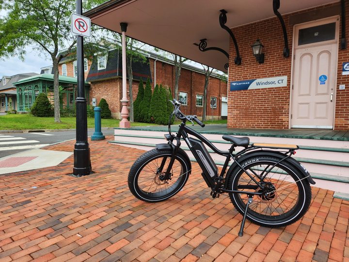 Himiway Cruiser from the left side at a train station.