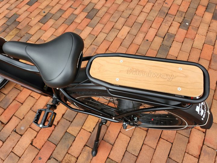 Himiway Cruiser's comfy seat for one and convenient rear rack bench.