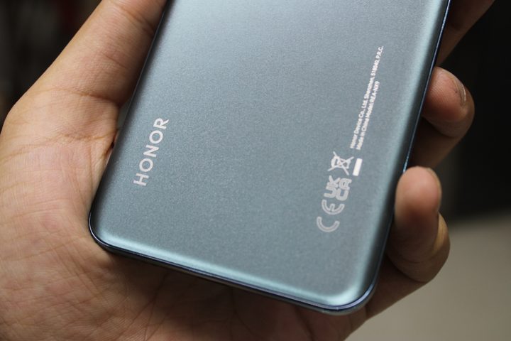 Honor logo on the Honor 90.