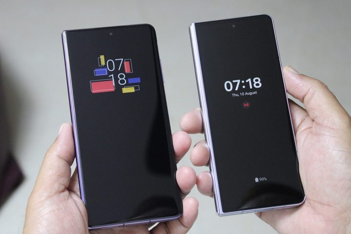 Honor Magic V2 and Galaxy Z Fold 5 in hand.
