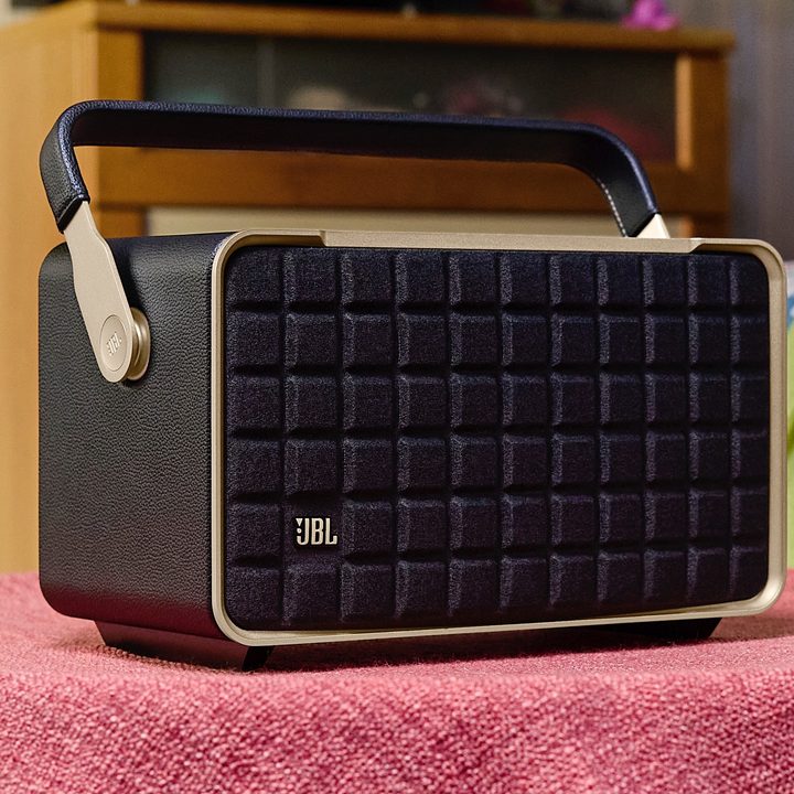 JBL Authentics 300.