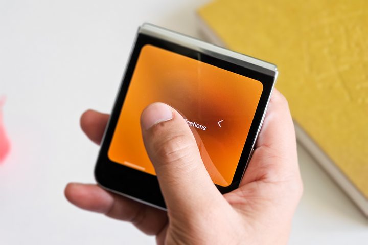 iPhone-like Navigation gestures back button on Samsung Galaxy Z Flip 5 cover screen.