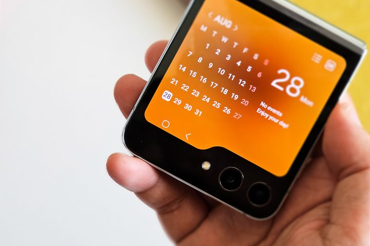 Two button navigation bar on Galaxy Z Flip 5 cover screen.