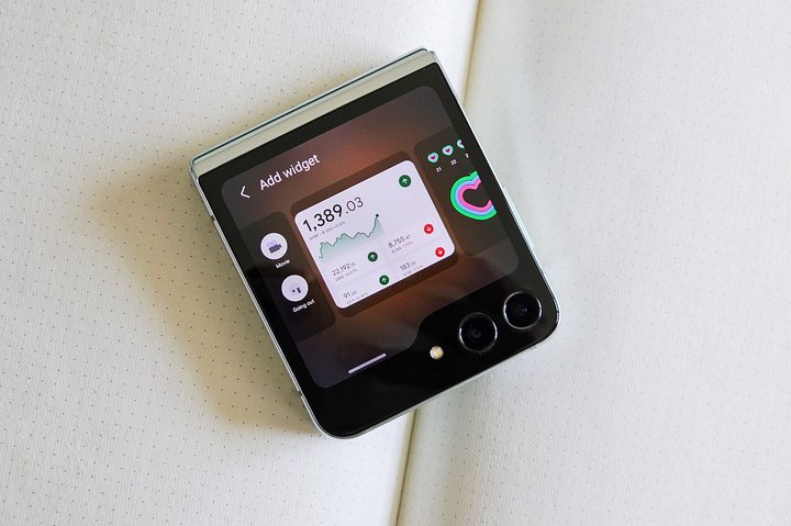 Samsung Galaxy Z Flip 5 cover screen add new widget menu.