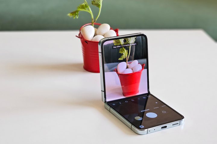 Camera split screen view flex mode on Galaxy Z Flip 5.