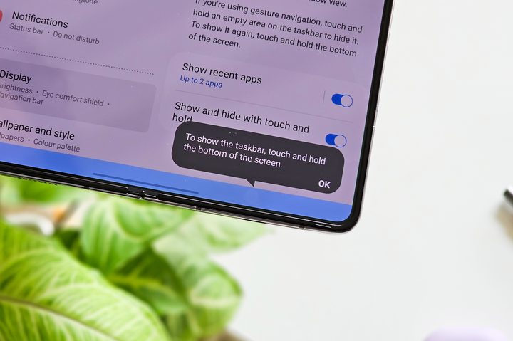 Samsung Galaxy Z Fold 5 show hide taskbar