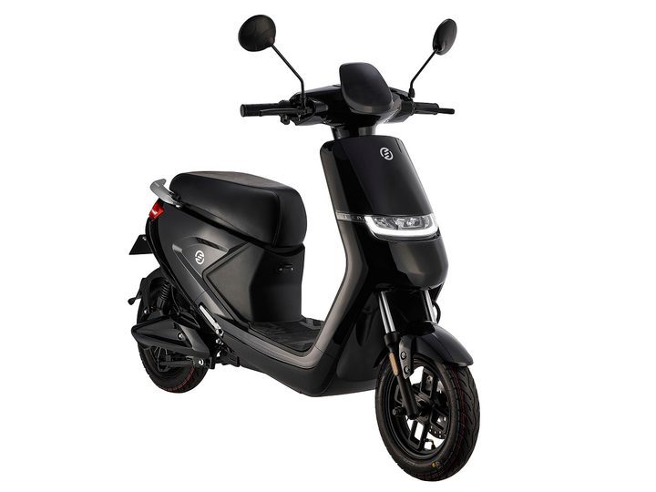 The Swft Maxx e-moped on a white background.