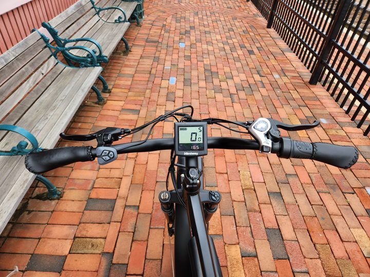 The Himiway Cruiser has a sturdy frame to handle all types of terrain.