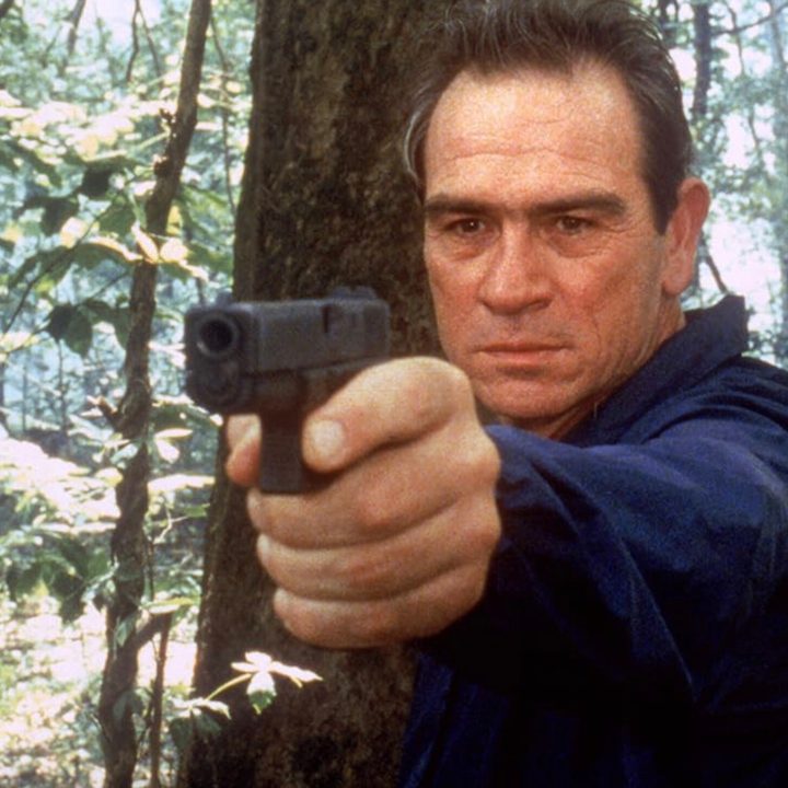 Tommy Lee Jones points a gun in U.S. Marshals.