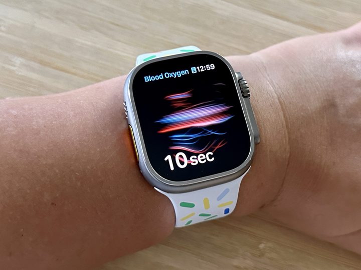 Apple Watch Ultra taking a measurement for blood oxygen levels.