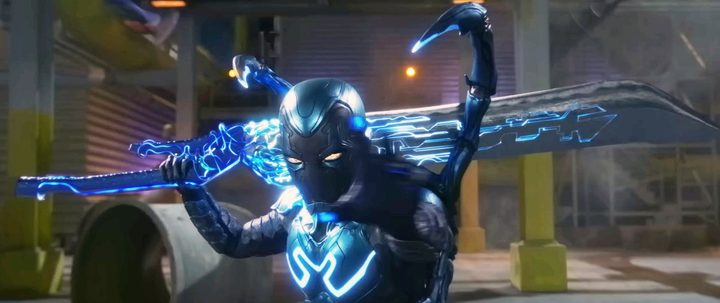 Blue Beetle prepares to fight in Blue Beetle.