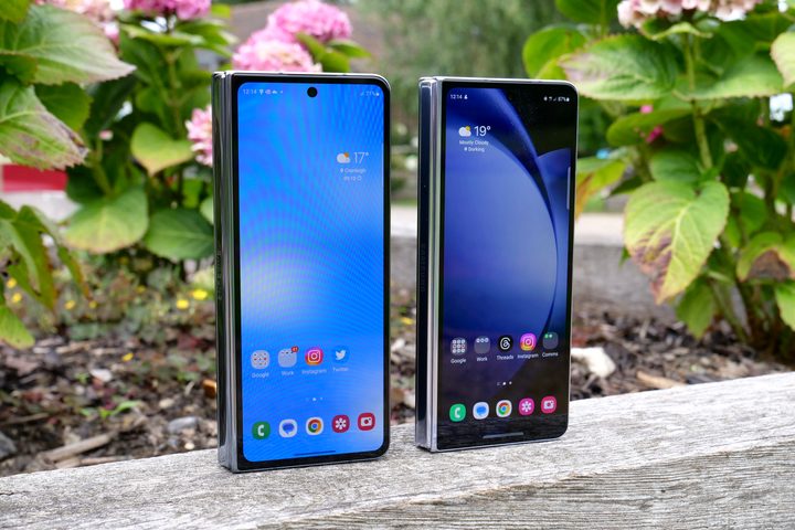 The Galaxy Z Fold 4 (left) and Galaxy Z Fold 5 showing the cover screens.