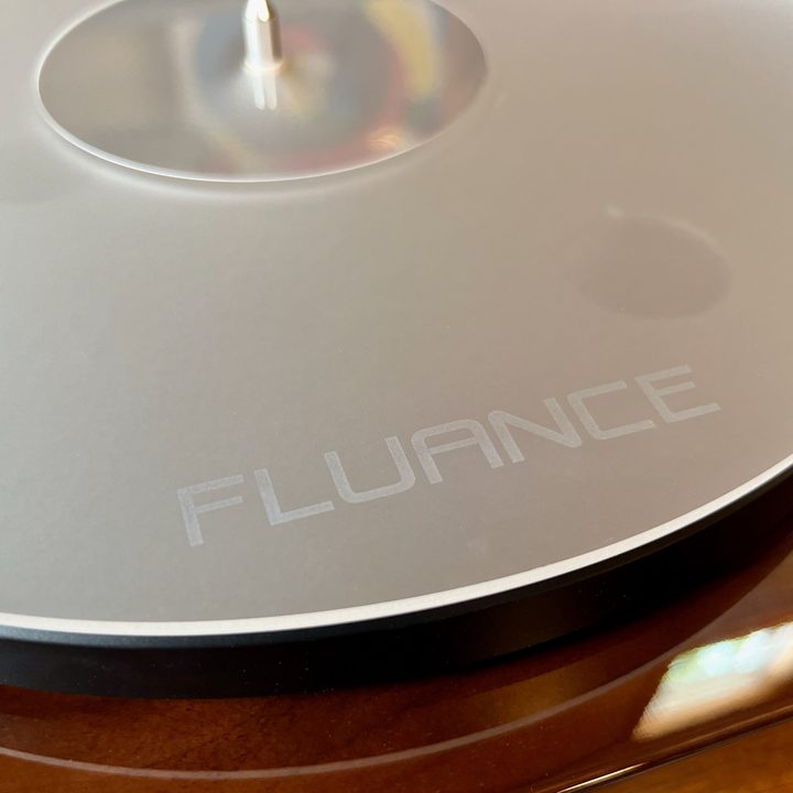 The 3-mm acrylic anti-resonance mat of the Fluance RT81+ turntable.