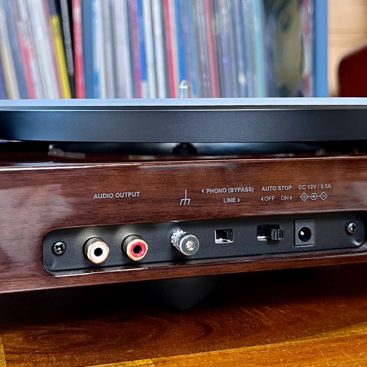 The connections of the internal phono preamp of the Fluance RT81+ turntable.