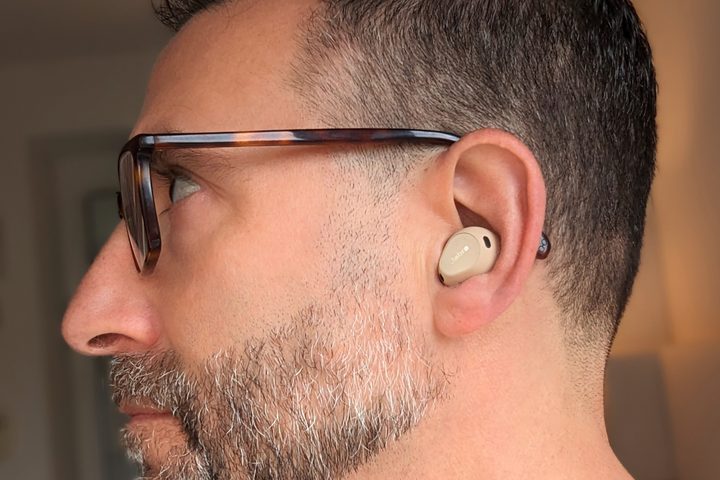 Side shot of Simon Cohen wearing Jabra Elite 10.