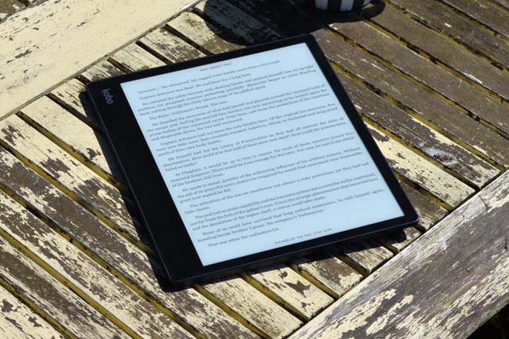 The Kobo Elipsa 2E laid down on a table.