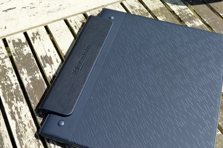The SleepCover attached to the Kobo Elipsa 2E.