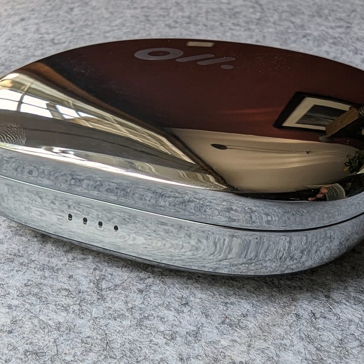 Oladance OWS Pro charging case, front view.