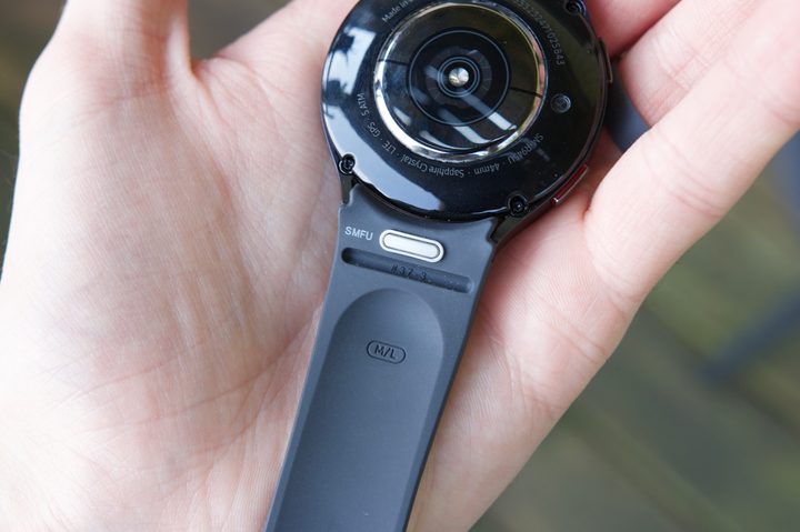 Quick release button on the Samsung Galaxy Watch 6.